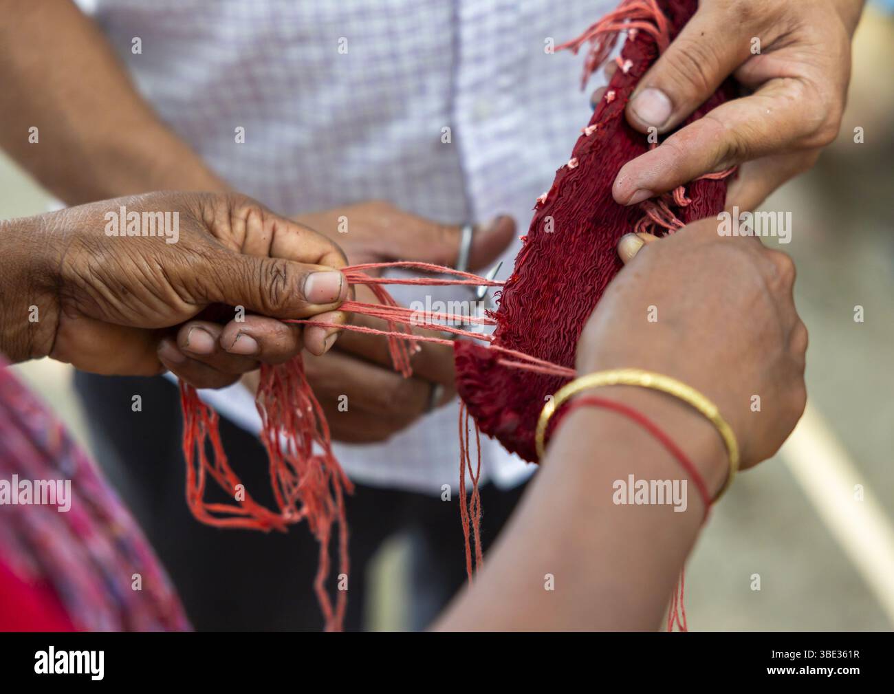 Scialle realizzato con il tie-dye rosso resiste alla tecnica di tintura in Living Blue, Rangpur Division, Goalpara, Bangladesh Foto Stock