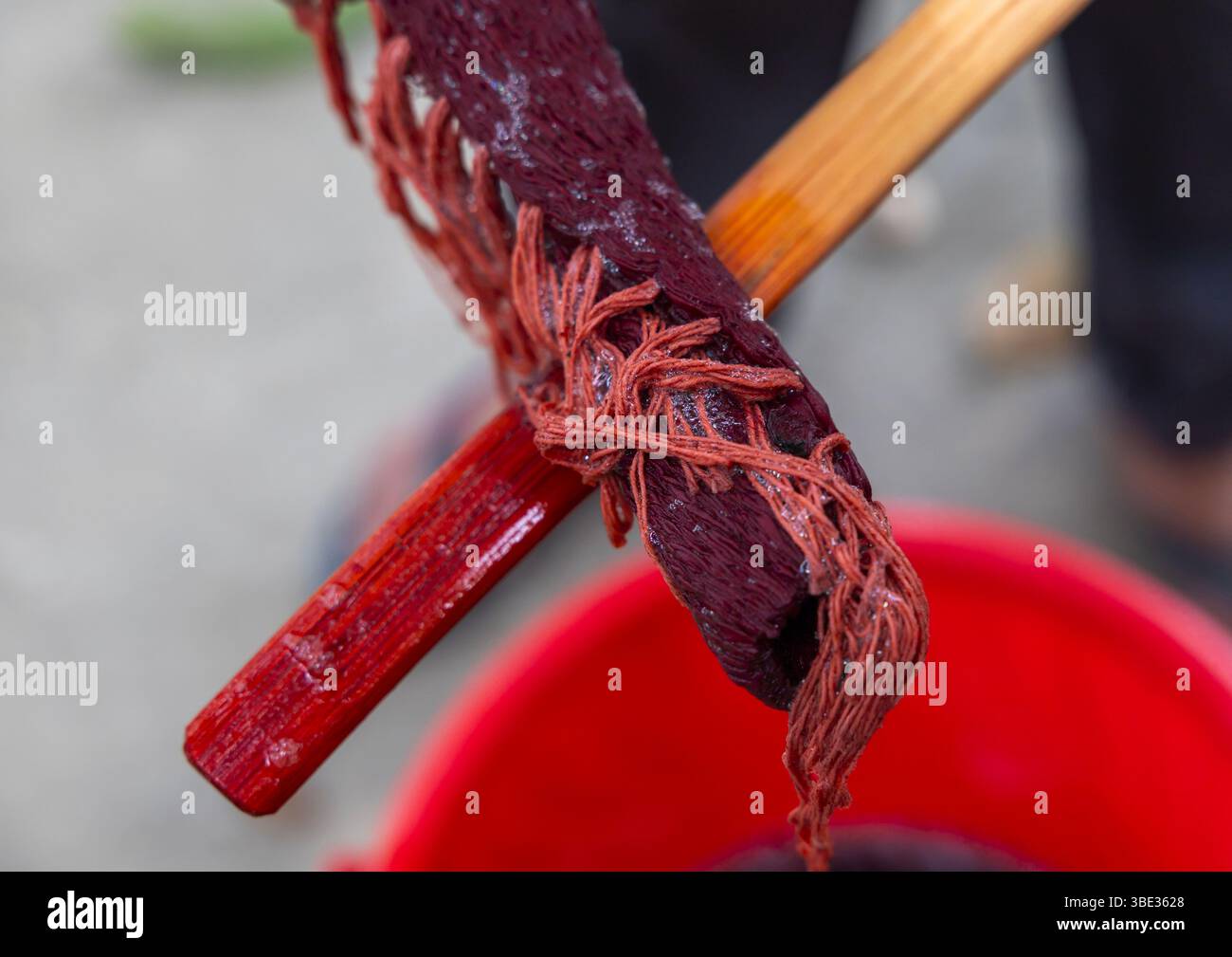 Scialle realizzato con il tie-dye rosso resiste alla tecnica di tintura in Living Blue, Rangpur Division, Goalpara, Bangladesh Foto Stock
