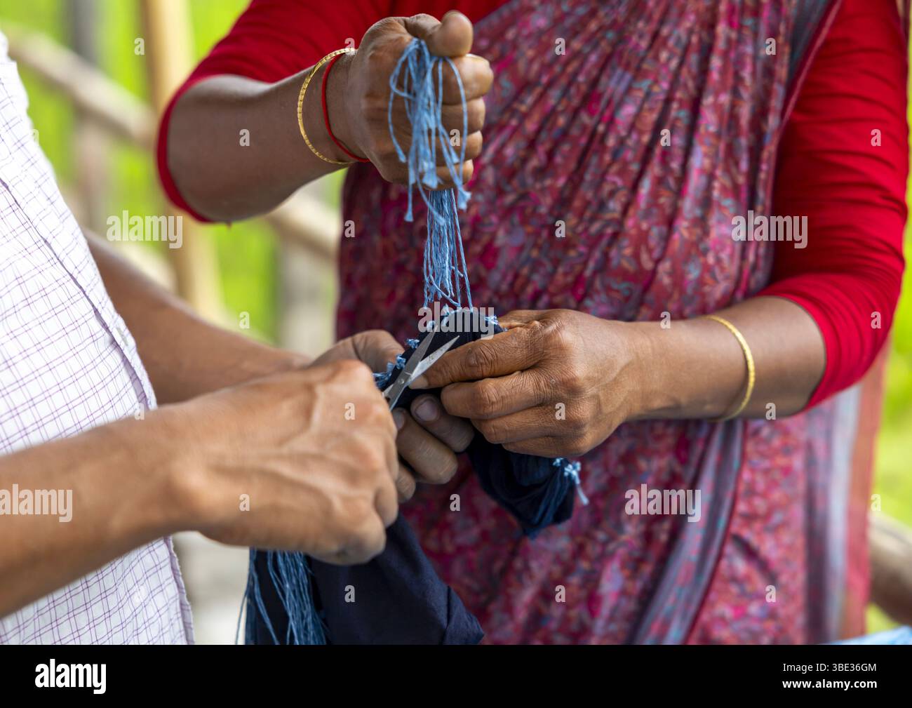 Scialle realizzato con il tie-dye indaco resiste alla tecnica di tintura in Living Blue, Rangpur Division, Goalpara, Bangladesh Foto Stock