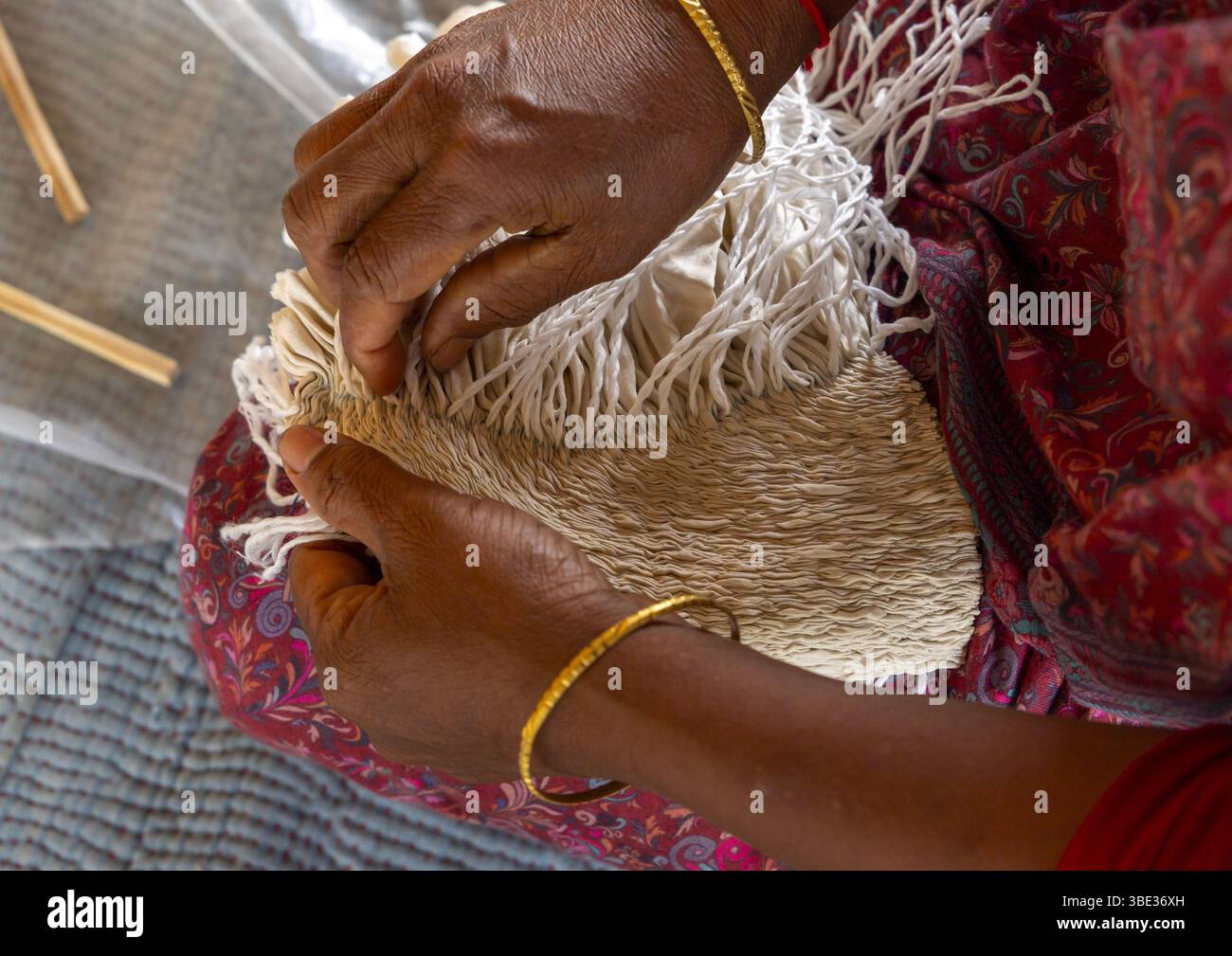 Scialle realizzato con tie-dye resistere alla tecnica di tintura in Living Blue, Rangpur Division, Goalpara, Bangladesh Foto Stock