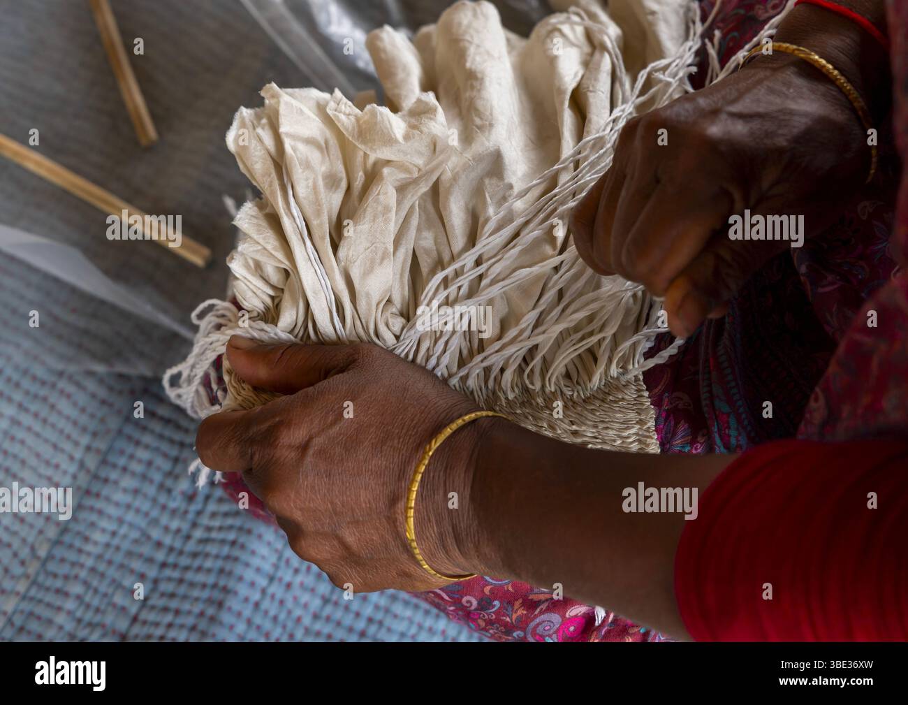 Scialle realizzato con tie-dye resistere alla tecnica di tintura in Living Blue, Rangpur Division, Goalpara, Bangladesh Foto Stock