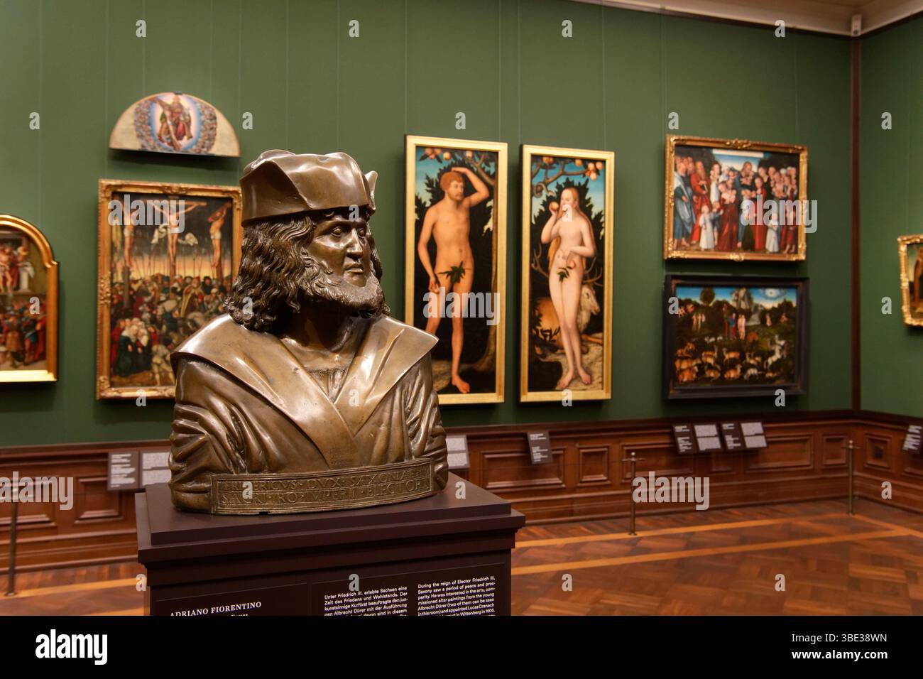 Germania, Stato della Sassonia, Dresda, città vecchia (Altstadt), palazzo Zwinger, Semperbau, Galleria delle immagini dei vecchi maestri (Gemäldegalerie alte Meister), i Cranachs e i loro dipinti di laboratorio, dipinti Cranach, Adamo ed Eva, di Lucas Cranach il giovane, 1537, in primo piano, statua in bronzo del principe elettore Federico III di Sassonia, chiamato il saggio, di Adriano Fiotentino, 1498 Foto Stock