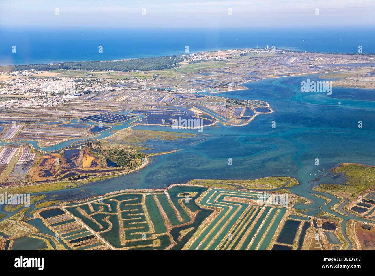 Francia, Charente Maritime, Ile de Ré, Ars en Ré, Les Plus Beaux Villages de France (i villaggi più belli della Francia), Fier d'Ars, le saline, la riserva naturale nazionale Lilleau des Niges (vista aerea) Foto Stock