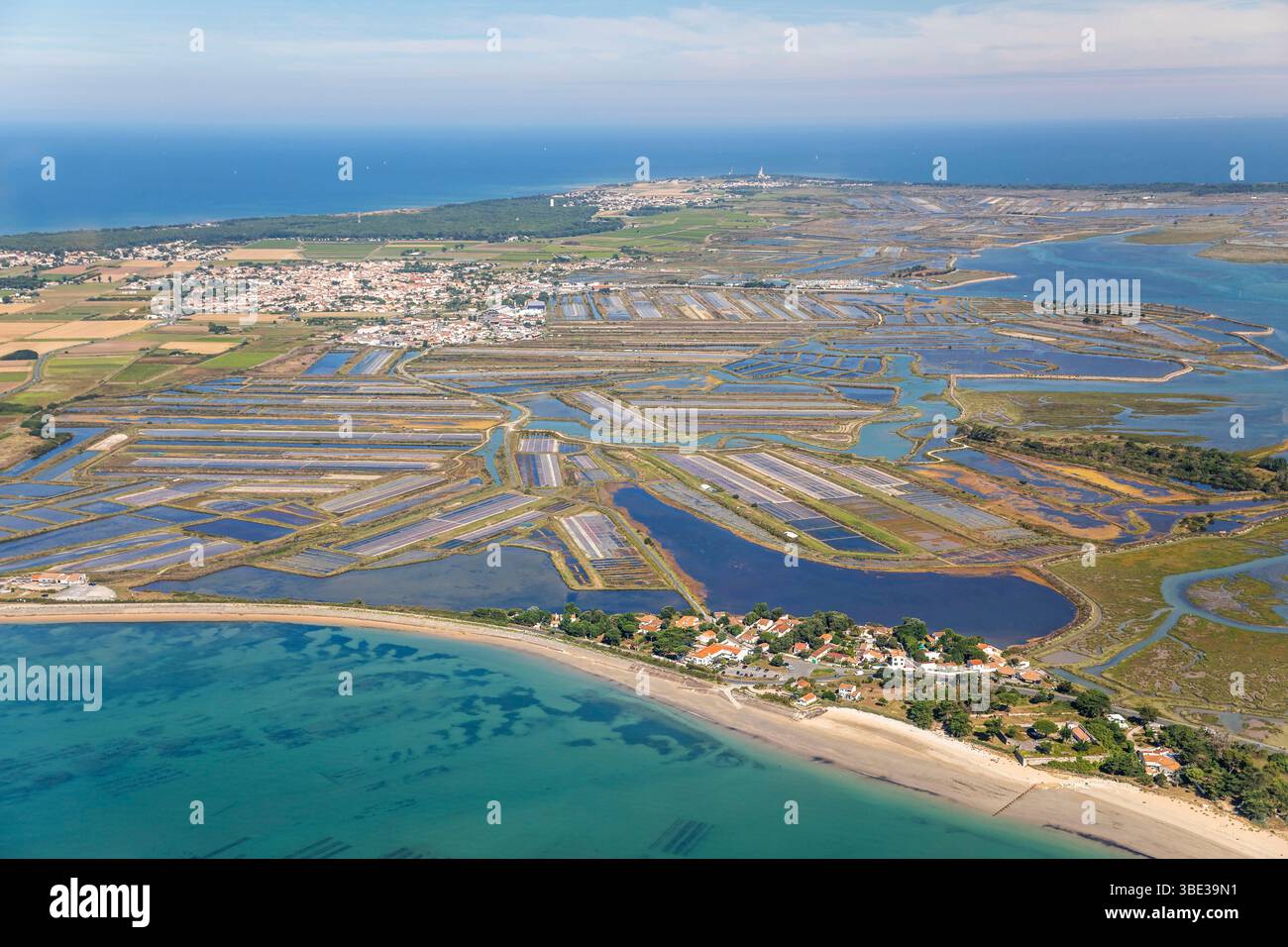 Francia, Charente Maritime, Ile de Ré, Ars en Ré, Les Plus Beaux Villages de France (i villaggi più belli della Francia), Fier d'Ars, le saline, la riserva naturale nazionale Lilleau des Niges (vista aerea) Foto Stock