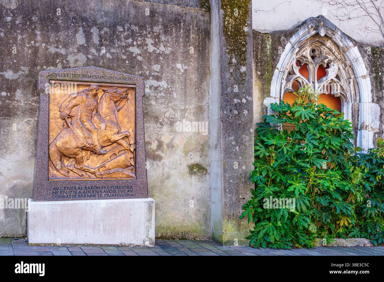 Francia, Savoia, Aix les Bains, piazza del Tempio di Diana, bassorilievo in memoria del generale Barone Francesco-Louis Forestier, nato ad Aix-les-Bains nel 1776 e ucciso nella battaglia di Brienne nel 1814 Foto Stock