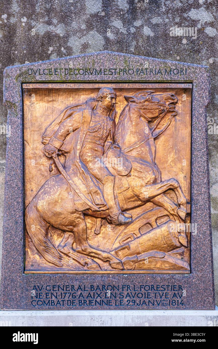 Francia, Savoia, Aix les Bains, piazza del Tempio di Diana, bassorilievo in memoria del generale Barone Francesco-Louis Forestier, nato ad Aix-les-Bains nel 1776 e ucciso nella battaglia di Brienne nel 1814 Foto Stock