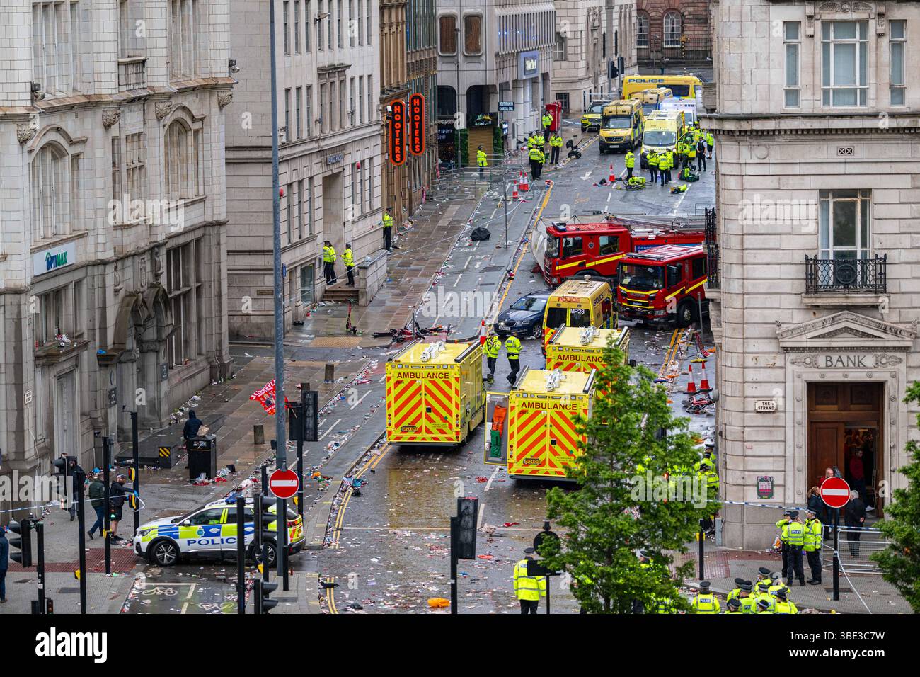 Liverpool, Regno Unito. 26 maggio 2025. Gli agenti di polizia e gli addetti alle emergenze sono ritratti sulla scena di un incidente in cui un'auto è stata arata in una folla che celebra la vittoria del Liverpool Football Club in Premier League a Liverpool, in Gran Bretagna, 26 maggio 2025. Dozzine di persone, tra cui quattro bambini, sono rimaste ferite dopo che un'auto è stata arata in una folla che celebra la vittoria della Premier League del Liverpool Football Club nella città britannica, hanno detto i servizi di emergenza lunedì. Crediti: Xinhua/Alamy Live News Foto Stock