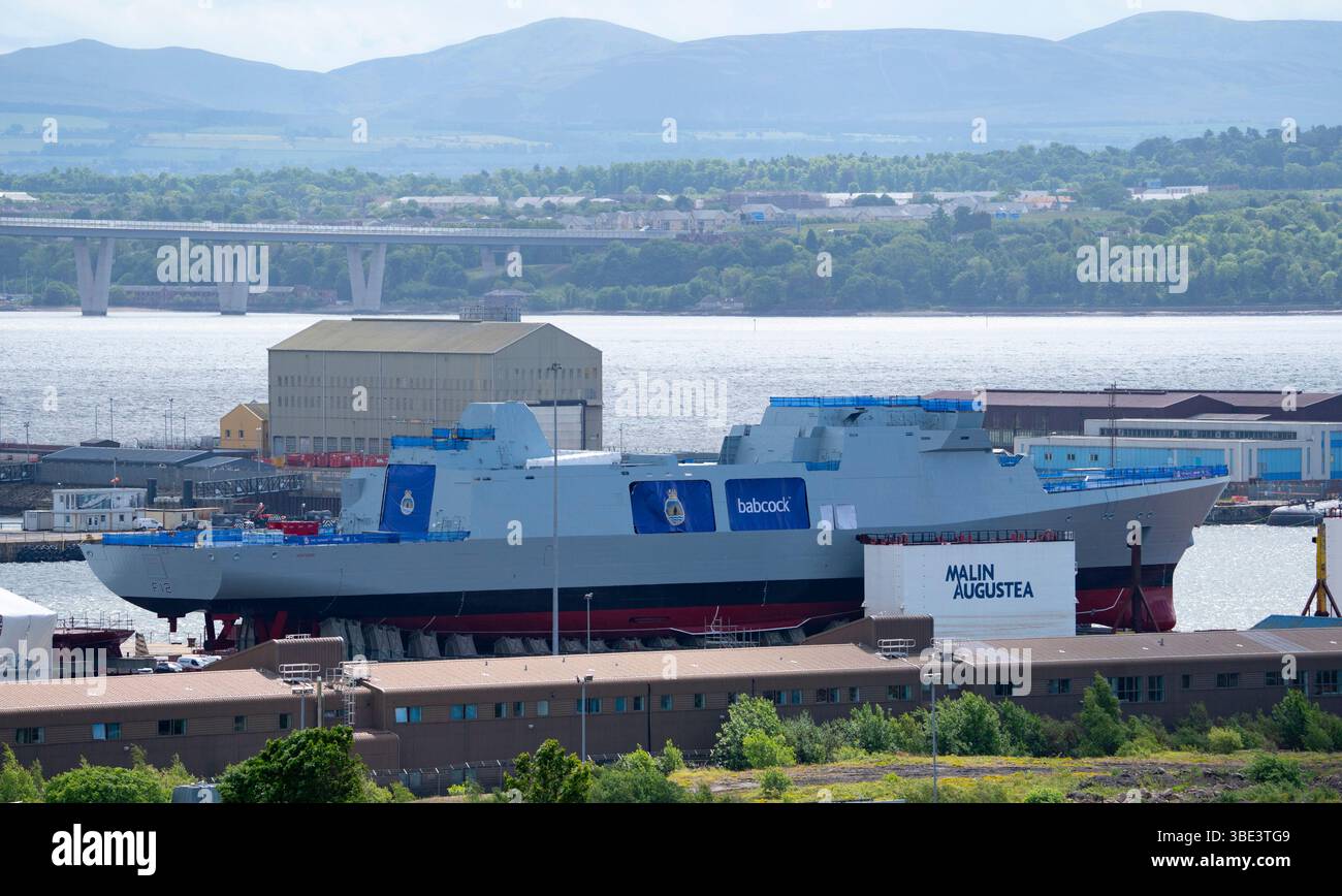 27 maggio 2025. First Royal Navy Type 31 Frigate, HMS Venturer uscì dalla sala di costruzione del cantiere navale Babcock a Rosyth, Fife, Scozia, Regno Unito Foto Stock
