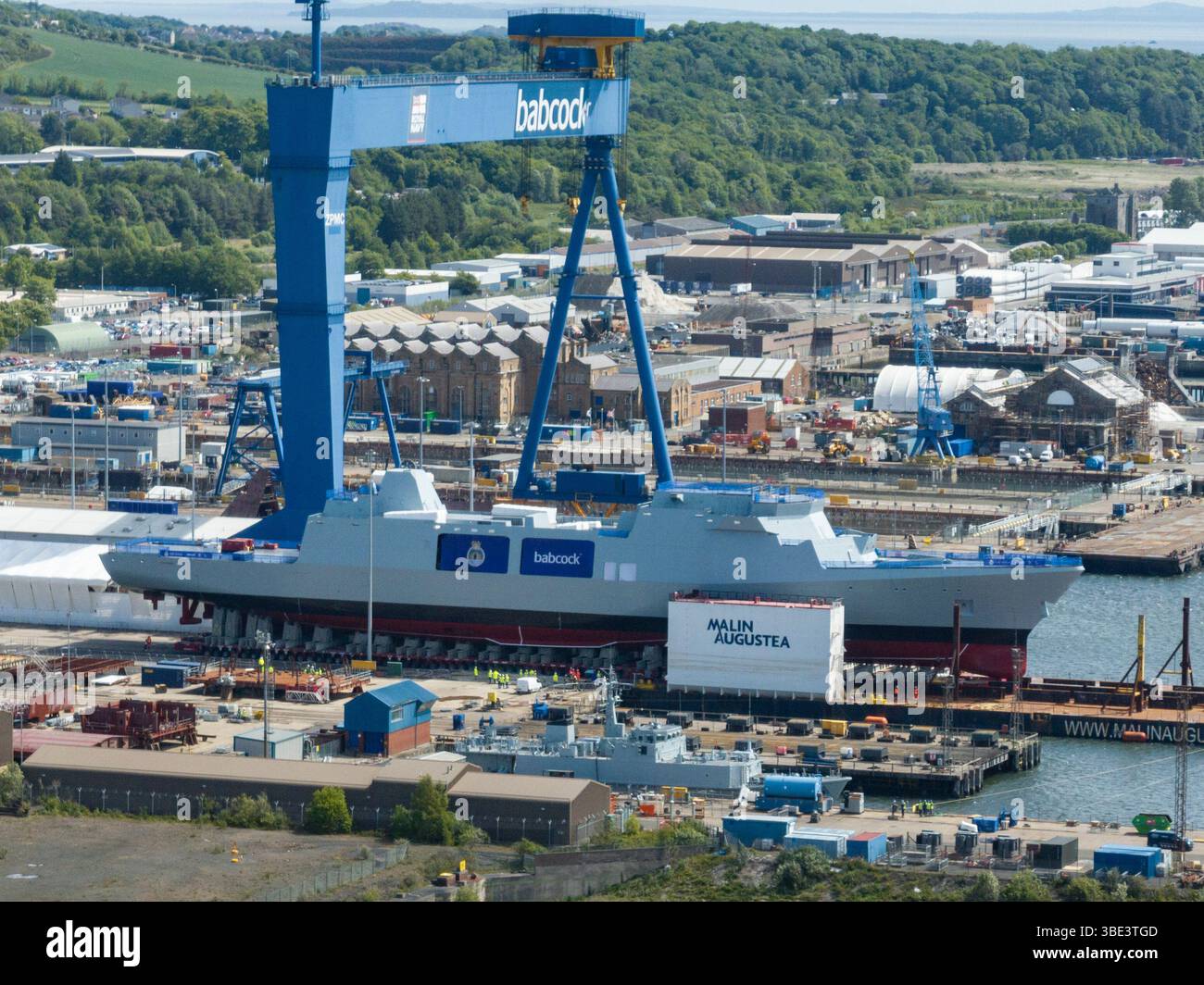 27 maggio 2025. First Royal Navy Type 31 Frigate, HMS Venturer uscì dalla sala di costruzione del cantiere navale Babcock a Rosyth, Fife, Scozia, Regno Unito Foto Stock