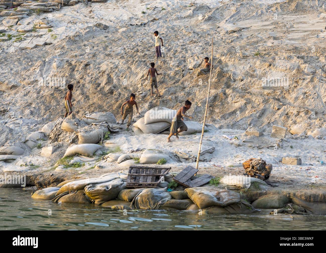 Ragazzi del Bangladesh che giocano sulla riberbank, Rajshahi Division, Rajshahi, Bangladesh Foto Stock