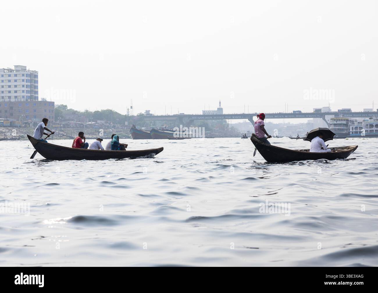 Gente del Bangladesh in canoa sul fiume Buriganga, Divisione di Dacca, Dacca, Bangladesh Foto Stock