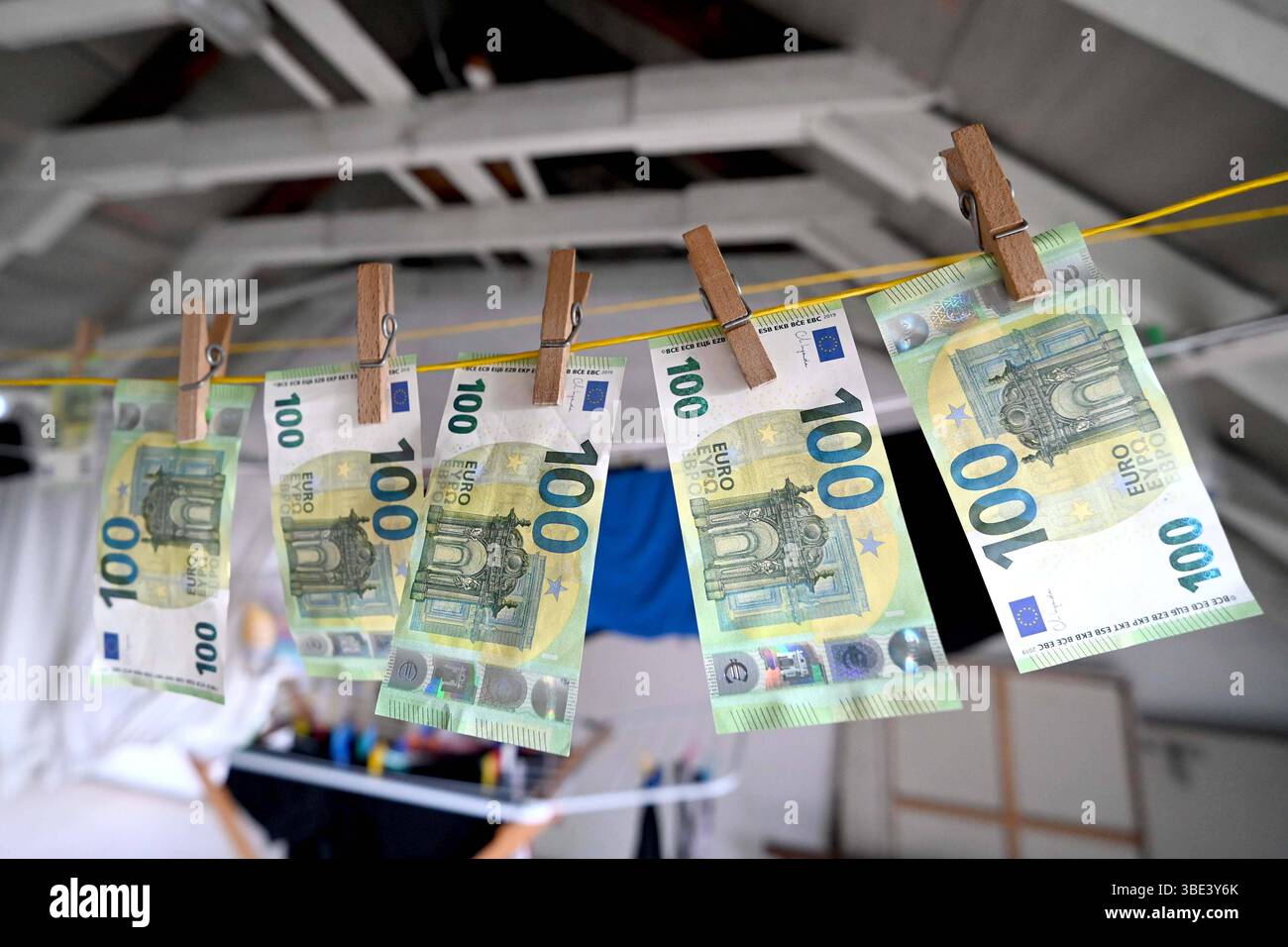 Themenfoto Geldwaesche, Geldscheine 100 Euro-Scheine haengen mit Waescheklammern auf einer Waescheleine, Feature, Symbolfoto, Randmotiv, Essen, 27.05.2025, *** servizio di lavanderia a tema, banconote da 100 euro appese con appendiabiti su una clothesline, elemento, foto simbolica, motivo di confine, Essen, 27 05 2025, Foto Stock
