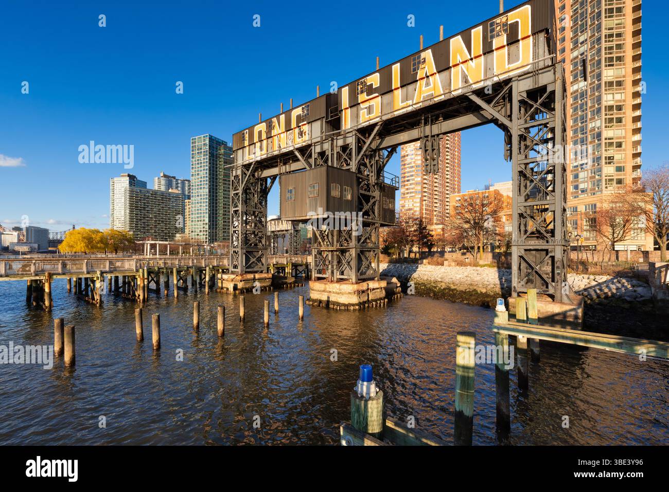 Antico molo di carico presso il gantry Plaza State Park, affacciato sull'East River. Hunter's Point South, Long Island City, Queens, New York City Foto Stock