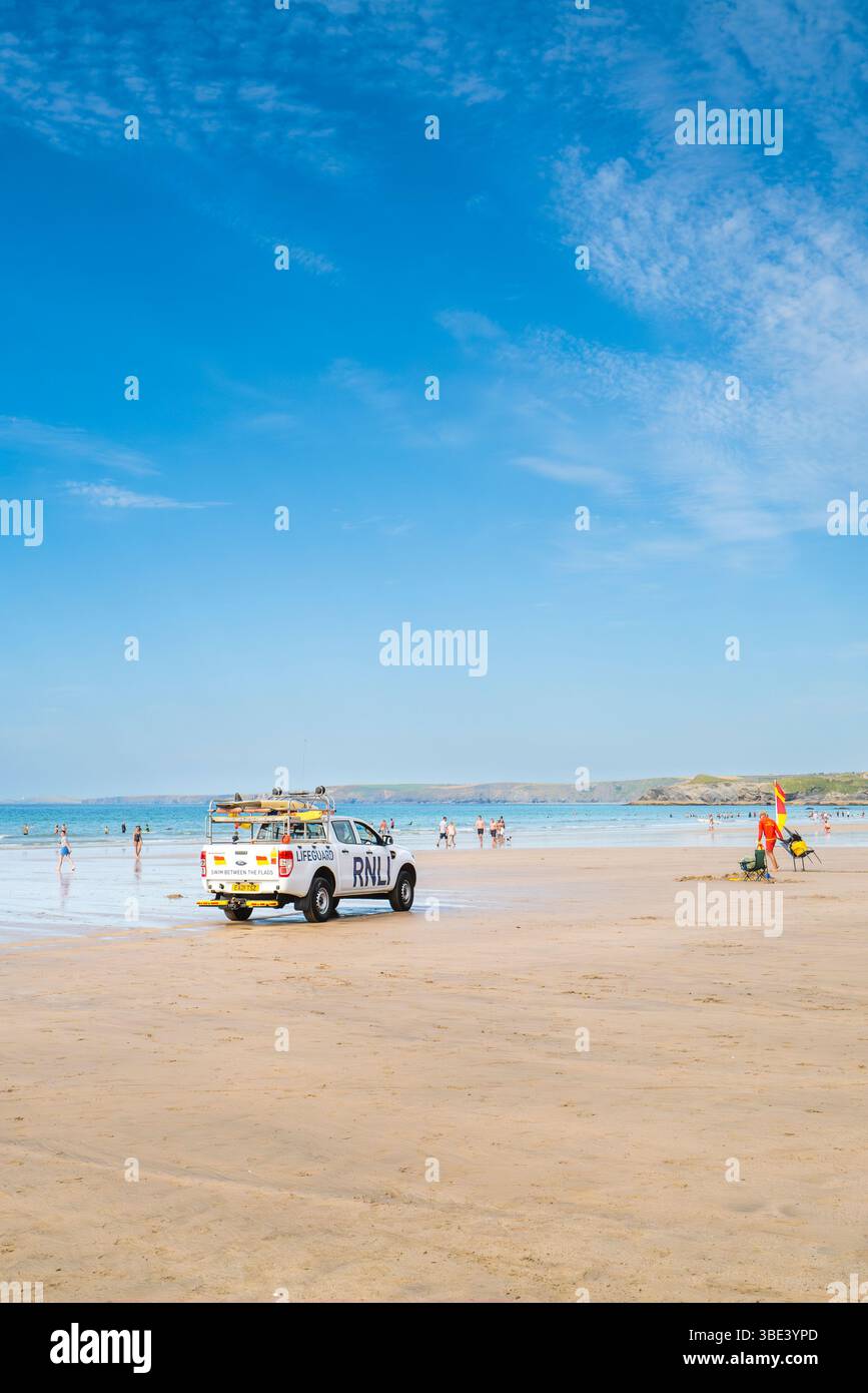 Un veicolo di emergenza RNLI che attraversa GT Great Western Beach a Newquay, in Cornovaglia, nel Regno Unito. Foto Stock