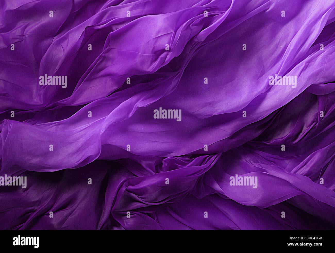 Chiffon, materiale traslucido. vista dall'alto. pieghe in tessuto leggero. sfondo per matrimoni. sfondo lussuoso, il tessuto si stende in morbide onde. Foto Stock