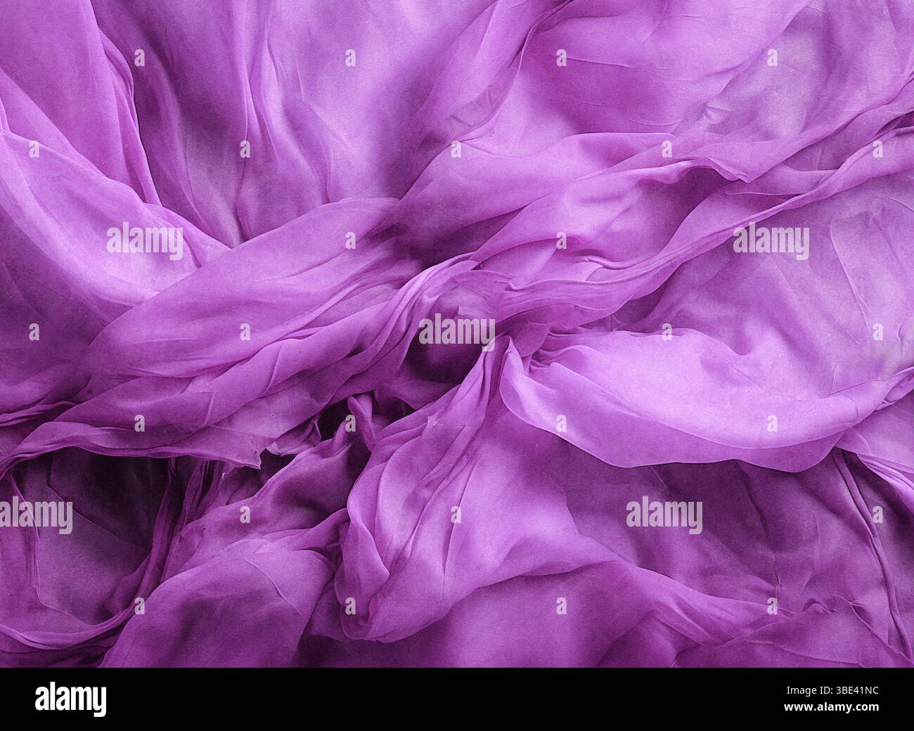 Chiffon, materiale traslucido. vista dall'alto. pieghe in tessuto leggero. sfondo per matrimoni. sfondo lussuoso, il tessuto si stende in morbide onde. Foto Stock