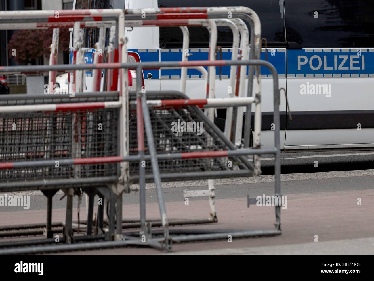 Berlino, Germania. 27 maggio 2025. Le barriere sono allineate di fronte a un'auto della polizia a Potsdamer Platz. Mercoledì a Berlino è previsto un ospite di alto livello. Crediti: Hannes P. Albert/dpa/Alamy Live News Foto Stock