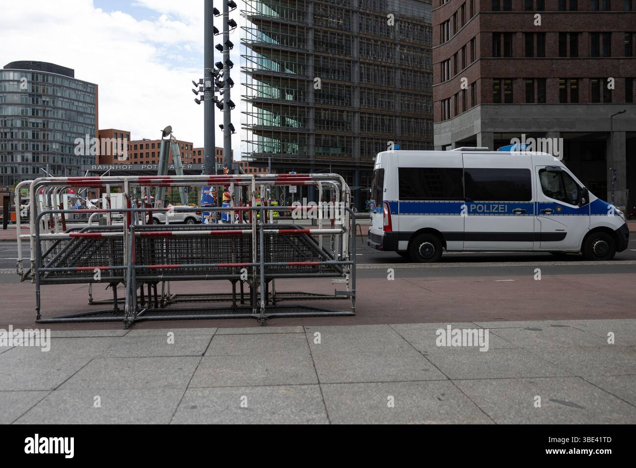 Berlino, Germania. 27 maggio 2025. Le barriere sono allineate di fronte a un'auto della polizia a Potsdamer Platz. Mercoledì a Berlino è previsto un ospite di alto livello. Crediti: Hannes P. Albert/dpa/Alamy Live News Foto Stock