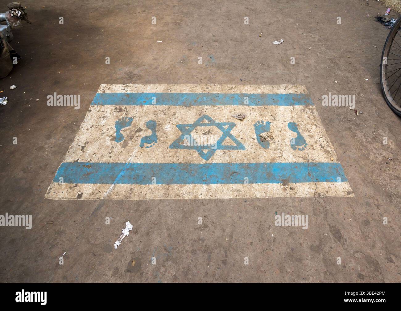 Bandiera israeliana dipinta sul terreno per essere calpestata dai passanti, Divisione di Dacca, Keraniganj, Bangladesh Foto Stock