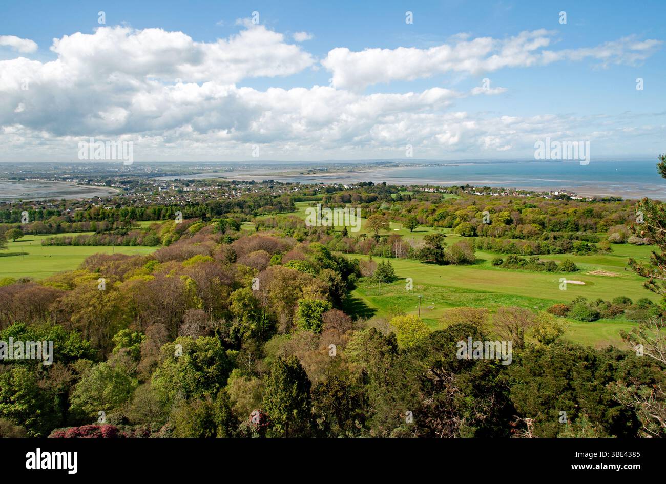 Dublino, Irlanda - 26 aprile 2025, Vista dalla cima della collina sul castello di Deer e sulla spiaggia di Howth , Foto Stock