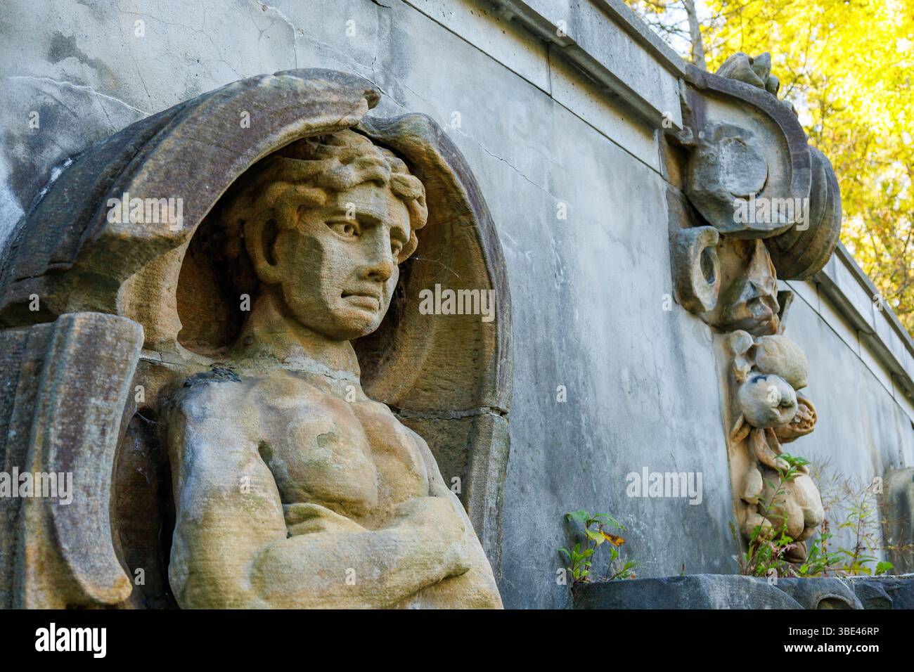 Antiche sculture in pietra esposte in tutto il Guild Park e i giardini. Facevano parte di edifici demoliti nella città di Toronto. (Parte di una serie) Foto Stock