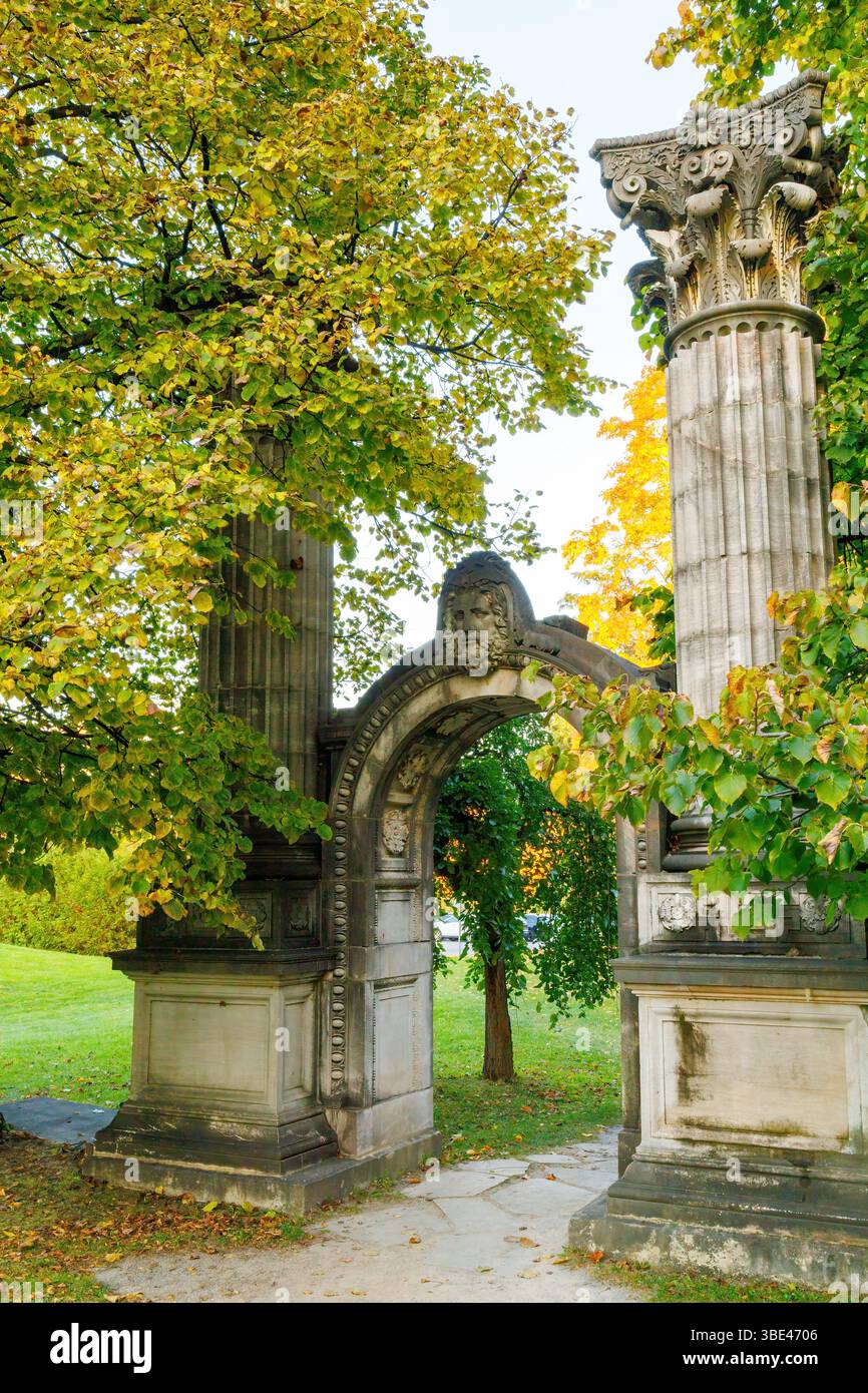 Antiche colonne in pietra e arco lungo un sentiero nel Parco delle Gilde e nei Giardini. Foto Stock