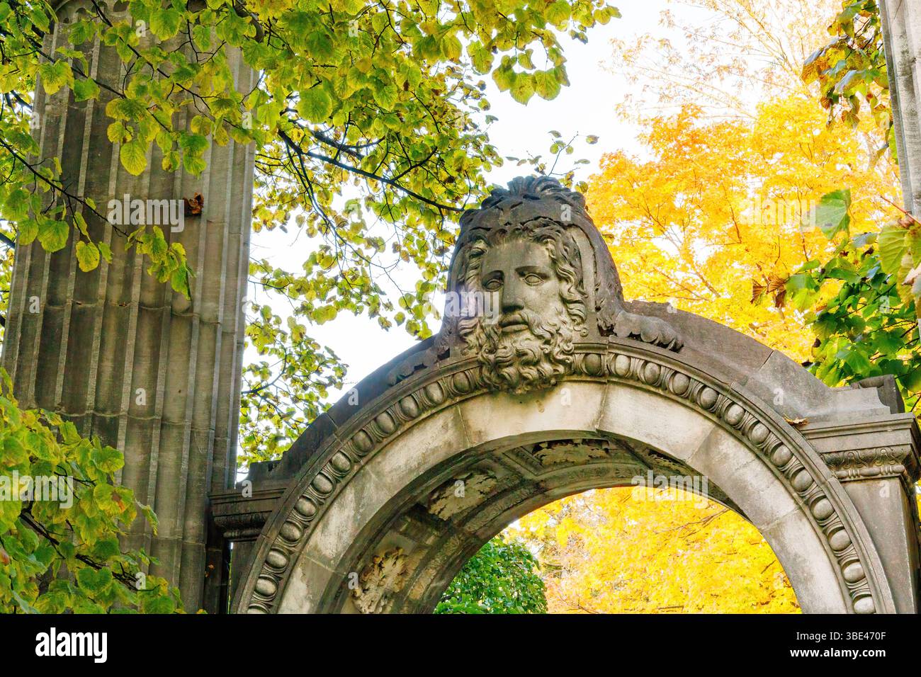 Antico arco in pietra e scultura nel Parco delle Gilde e nei giardini. Foto Stock