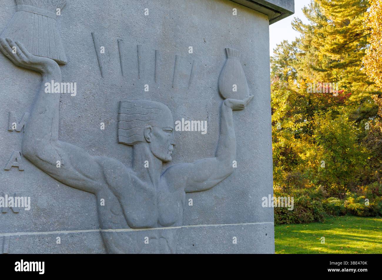 Antiche sculture in pietra esposte in tutto il Guild Park e i giardini. Facevano parte di edifici demoliti nella città di Toronto. (Parte di una serie) Foto Stock