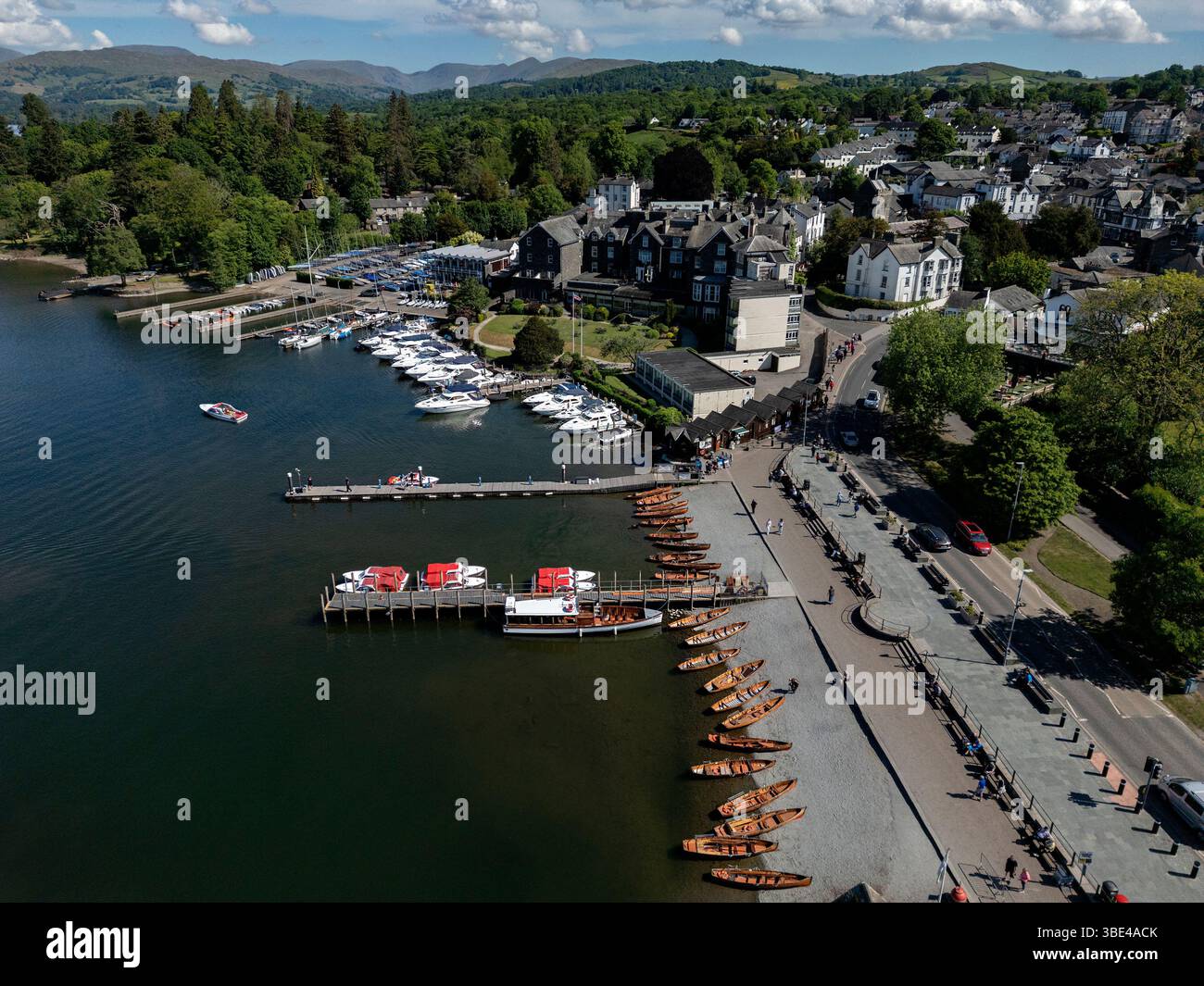 Vista aerea del lungomare di Bowness-on-Windermere nel Lake District in Cumbria, Inghilterra nord-occidentale. Foto Stock