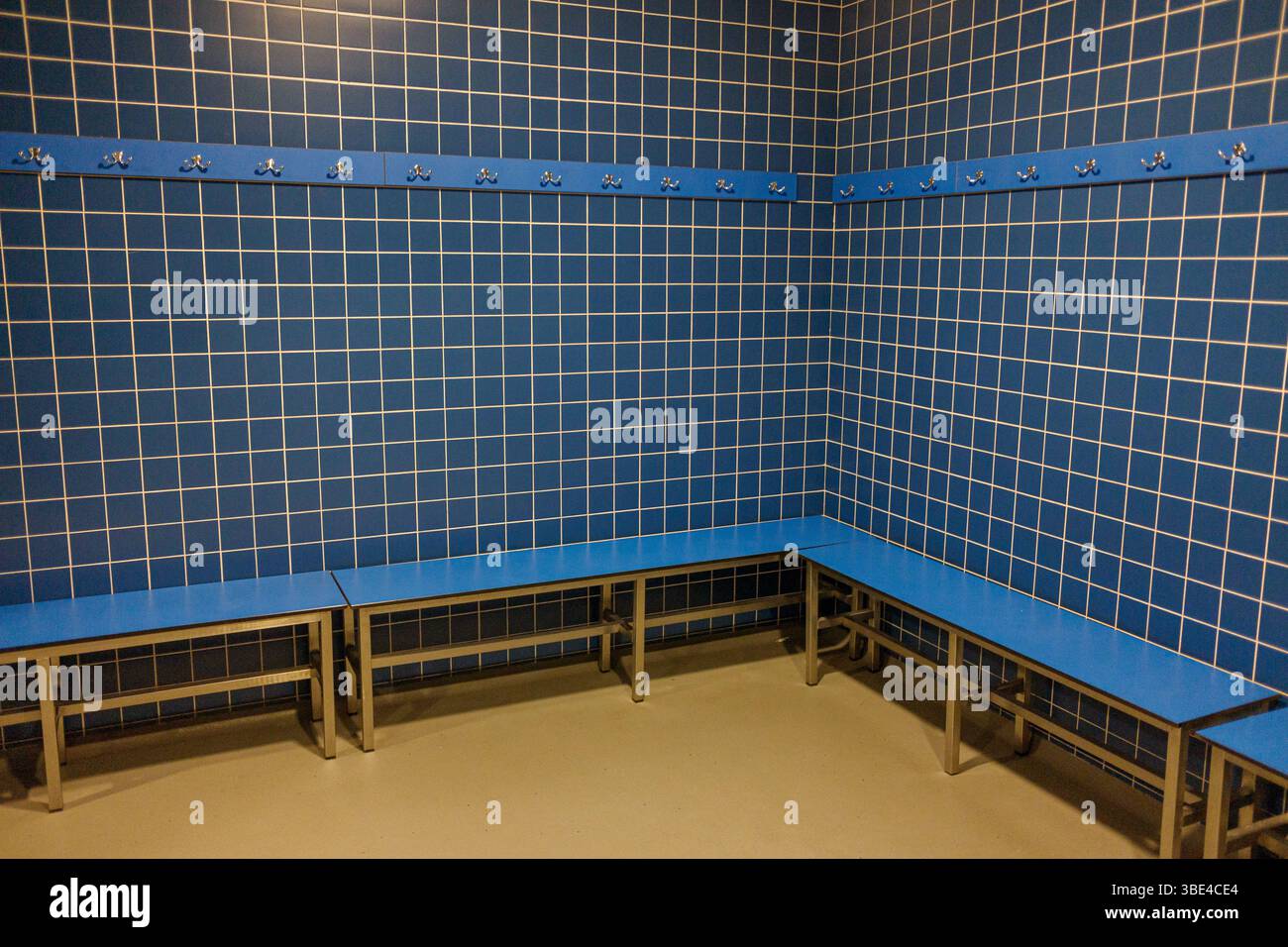 design spogliatoio: panche e ganci per nuotatori Foto Stock