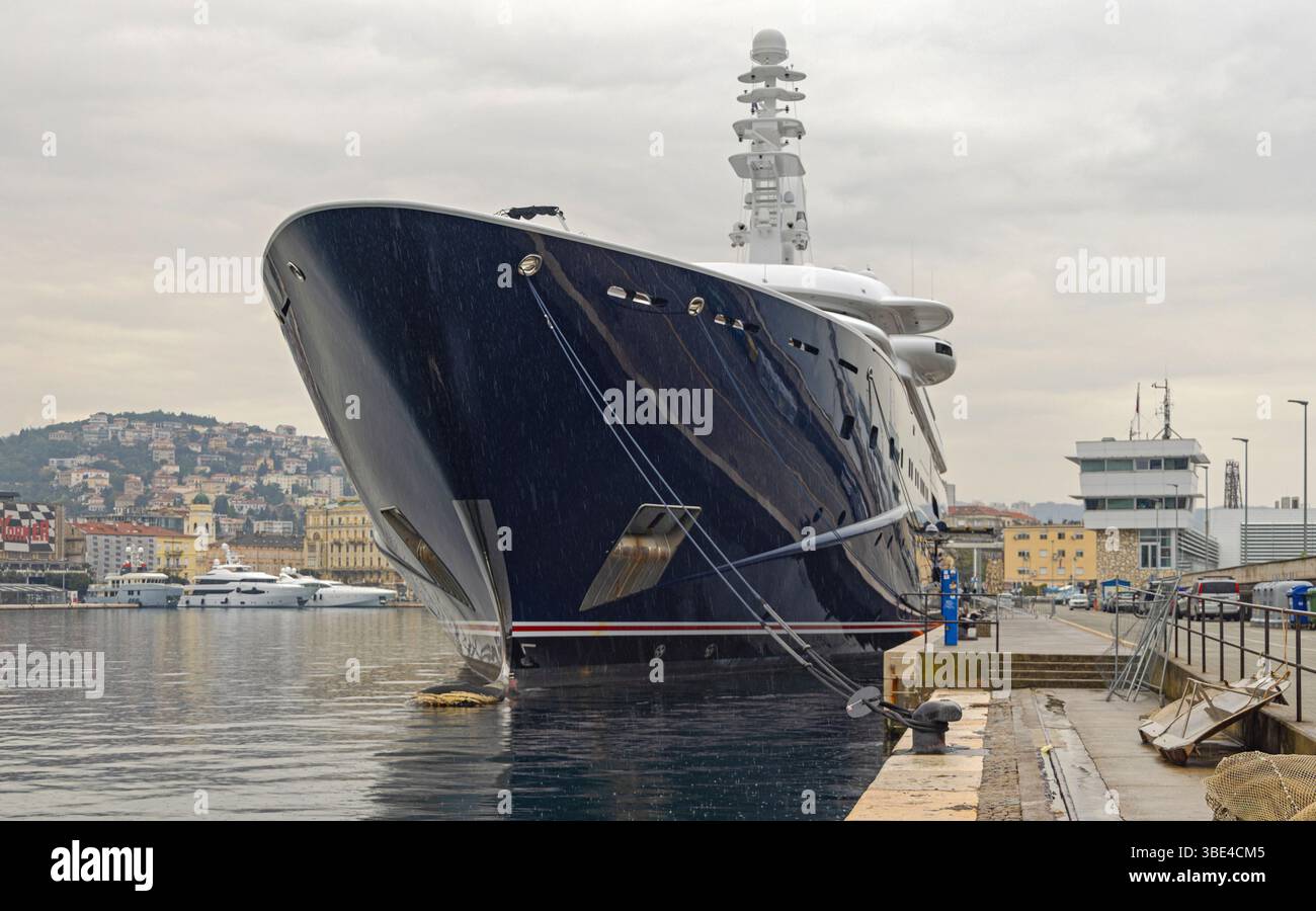 Rijeka, Croazia - 24 ottobre 2024: Super Yacht di lusso al Mirqab registrazione George Town Isole Cayman di proprietà del primo Ministro Quatar ormeggiato al porto Foto Stock