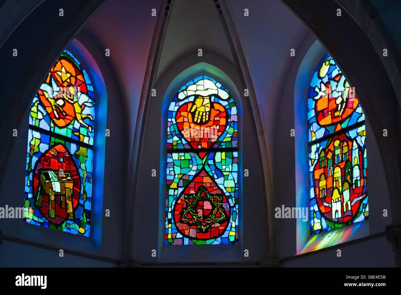 Vetrate colorate di Victor Sparre nella Chiesa Immanuel (tedesco: Immanuelkirche; norvegese: Immanuelkirken) una chiesa protestante nell'America-G. Foto Stock