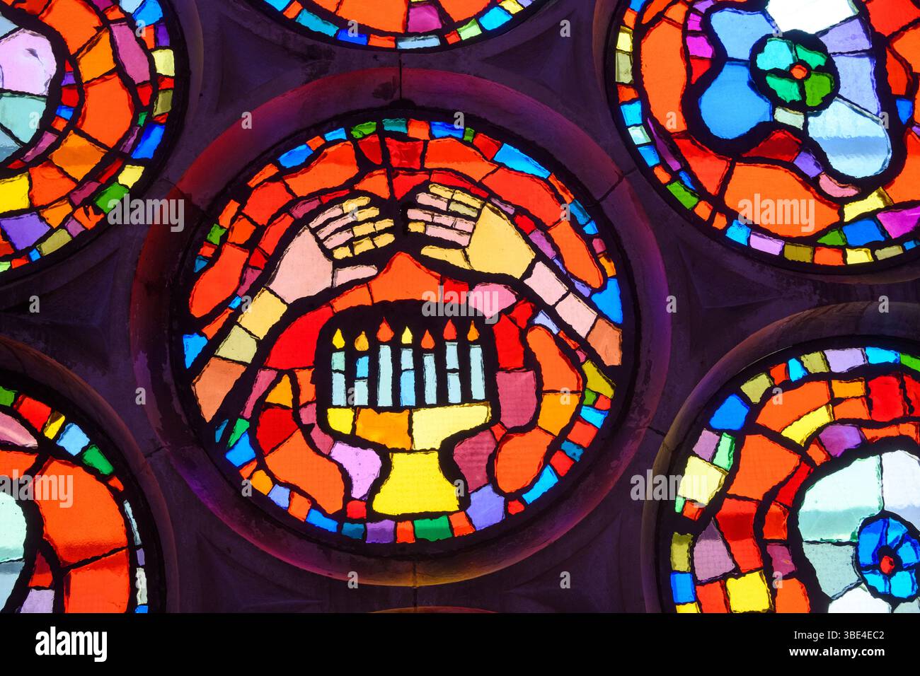 Vetrate colorate di Victor Sparre nella Chiesa Immanuel (tedesco: Immanuelkirche; norvegese: Immanuelkirken) una chiesa protestante nell'America-G. Foto Stock