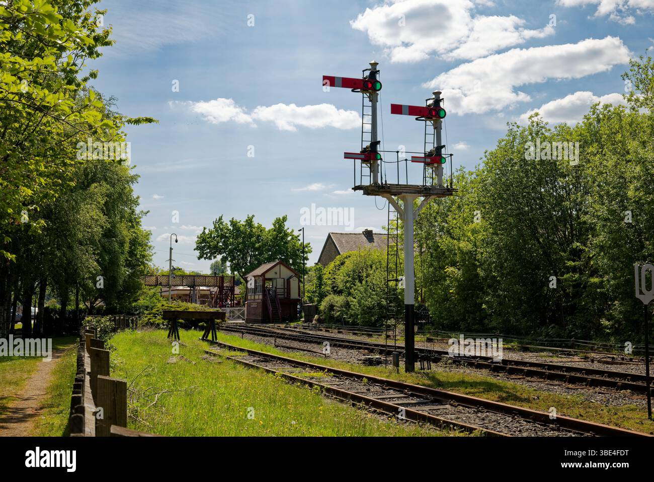Un semaforo segnala il cavalletto sulla East Lancashire Railway a Ramsbottom Station, Bury, Greater Manchester. Foto Stock
