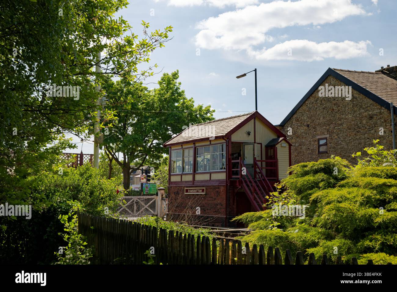 La segnaletica al passaggio a livello della East Lancashire Railway nel centro di Ramsbottom, Bury, Greater Manchester. Foto Stock