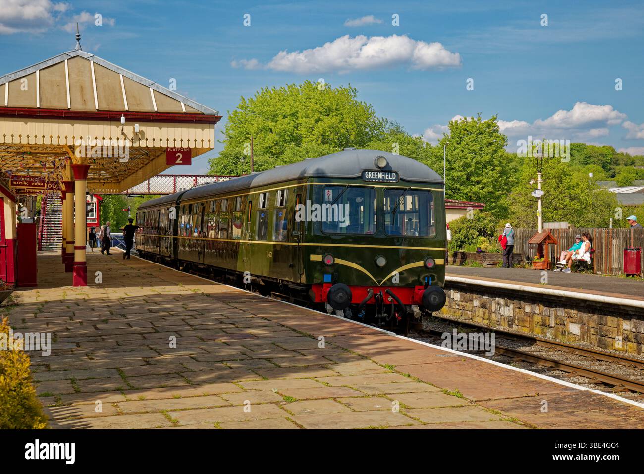 Un treno diesel tradizionale attende al binario della stazione di Ramsbottom sulla East Lancashire Railway, Bury, Greater Manchester. Foto Stock
