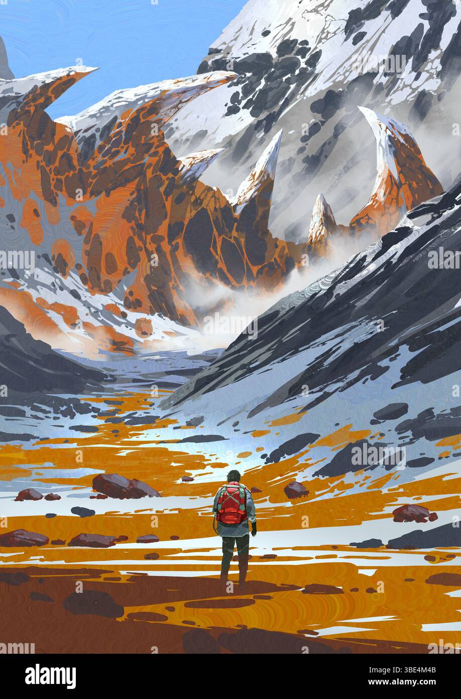 Un viaggiatore solitario con uno zaino rosso viaggia attraverso una surreale valle arancione verso massicce montagne frastagliate spolverate di neve e avvolte dalla nebbia, scava Foto Stock