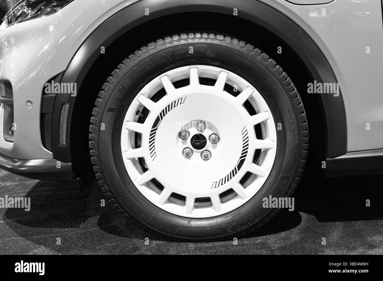 New York City, USA - 27 marzo 2024: Ruota con cerchione e pneumatico dell'auto elettrica SUV Ford Mustang Mach-e al New York International Auto Show Foto Stock