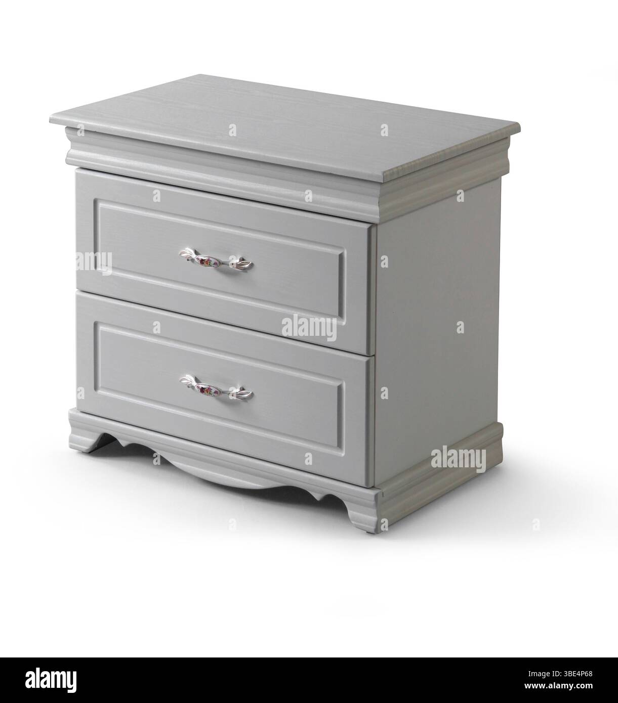 comodino in legno bianco. Comodino di design moderno isolato su sfondo bianco con vista d'angolo. armadietto con due cassetti Foto Stock comodino in legno bianco. Comodino di design moderno isolato su sfondo bianco con vista d'angolo. armadietto con due cassetti Foto Stock