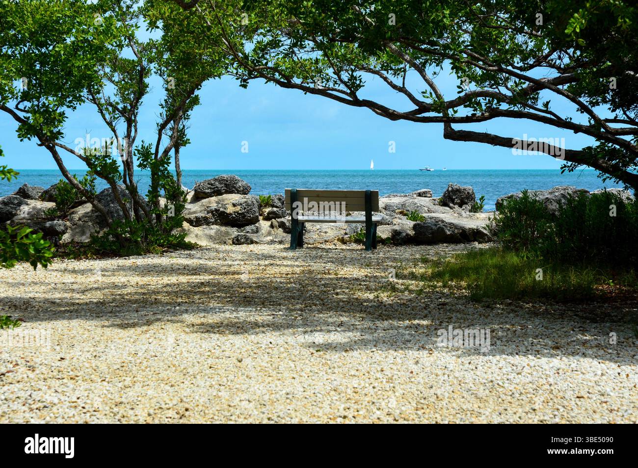 Panchina panoramica con vista sulle calme acque blu del Marathon Key's Crane Point Museum and Nature Center Foto Stock