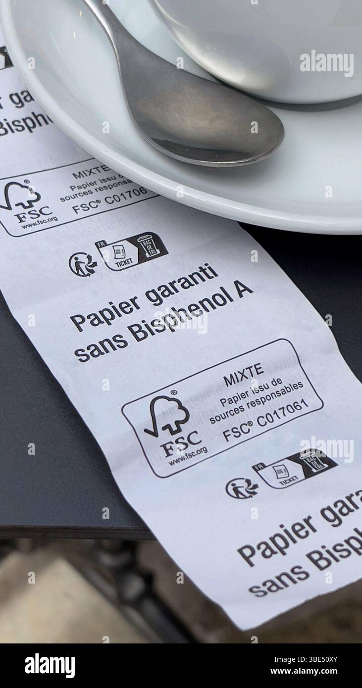 Ricevuta priva di BPA su un tavolo, che mette in evidenza carta sostenibile e approvvigionamento responsabile. Scelta eco-consapevole con sicurezza dei materiali certificata Foto Stock