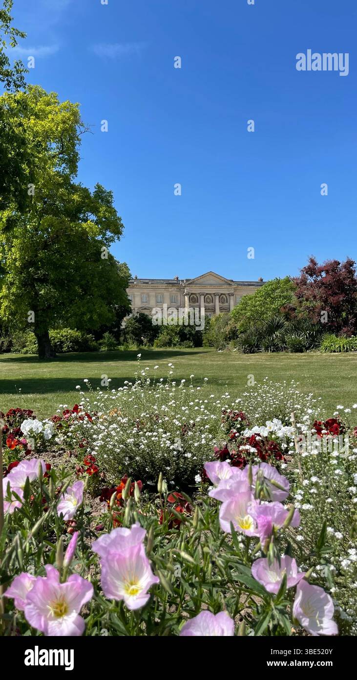 L'Château de Compiègne, in Francia, si erge in uno splendore regale, con la sua architettura neoclassica incorniciata da giardini lussureggianti, che riecheggiano secoli di storia reale Foto Stock