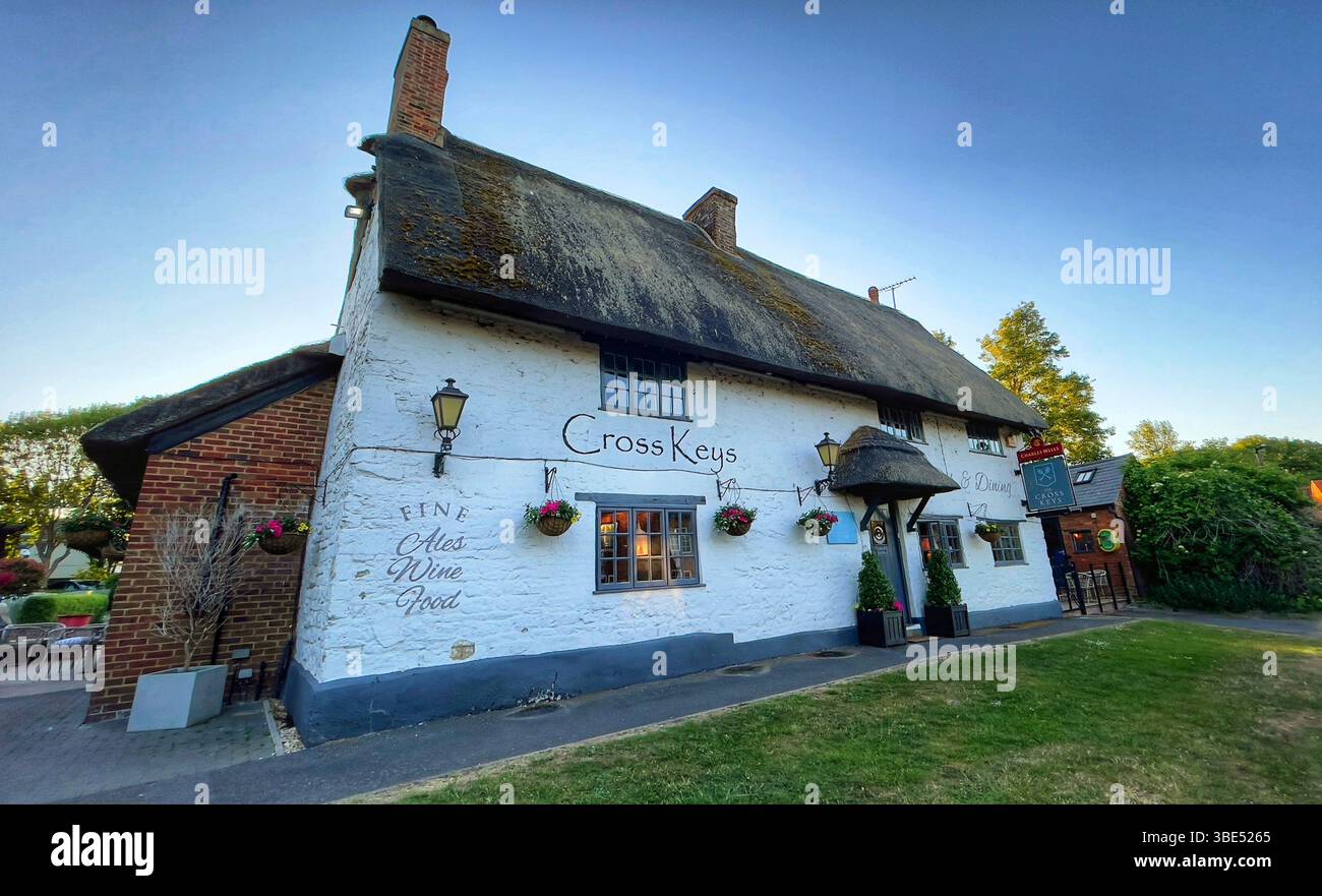 Il pub Cross Keys, Milton Keynes, un'incantevole locanda con tetto in paglia, pareti bianche, belle birre chiare, atmosfera accogliente, posti a sedere all'aperto, fascino rustico Foto Stock