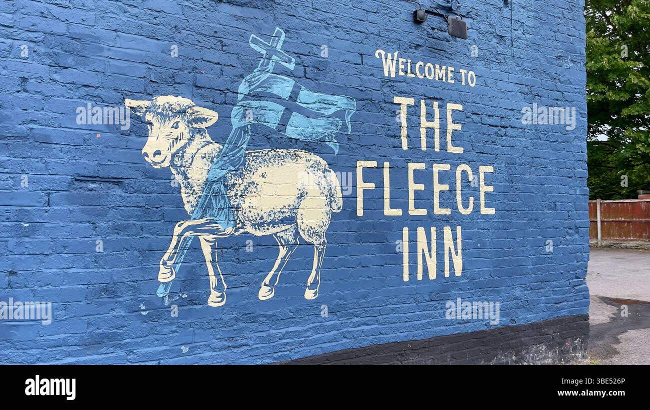 Un suggestivo murale di una pecora sellata adorna la parete di mattoni blu del Fleece Inn, mescolando fascino rustico con gusto artistico, Penwortham, Lancashire Foto Stock