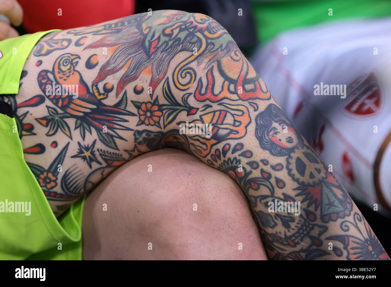 Tatuaggi sulla gamba immagini e fotografie stock ad alta risoluzione - Alamy