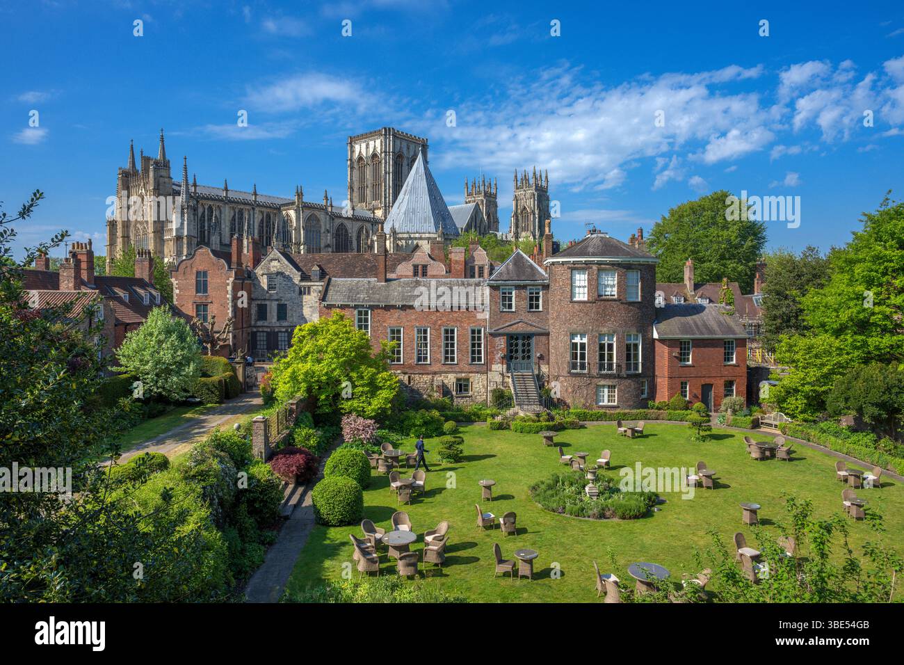 Il City Wall Walk si affaccia verso York Minster e il Grays Court Hotel, York, Inghilterra, Regno Unito. Foto Stock
