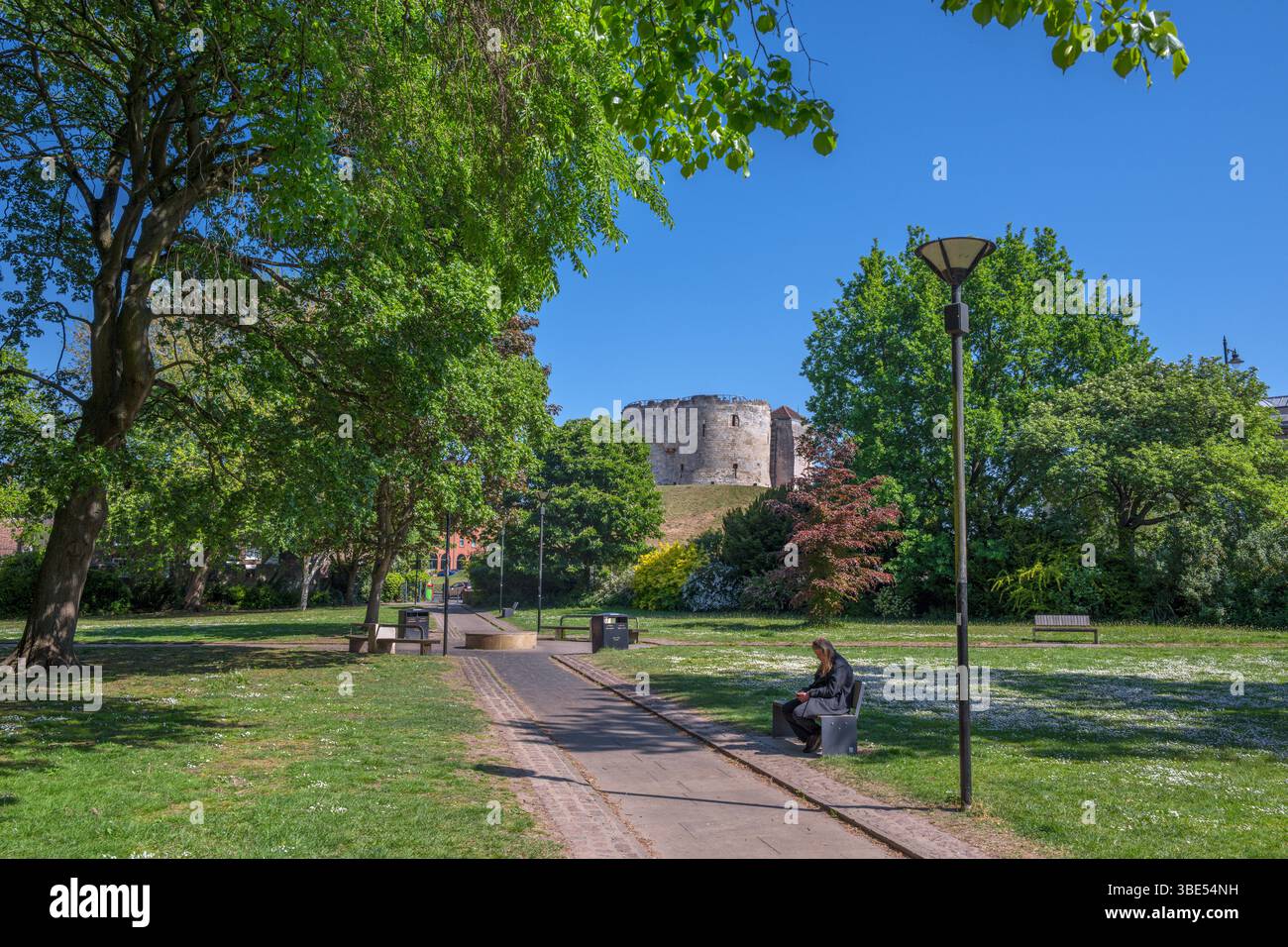 Clifford's Tower (una parte del vecchio castello di York) dai Tower Gardens, York, North Yorkshire, Inghilterra Foto Stock