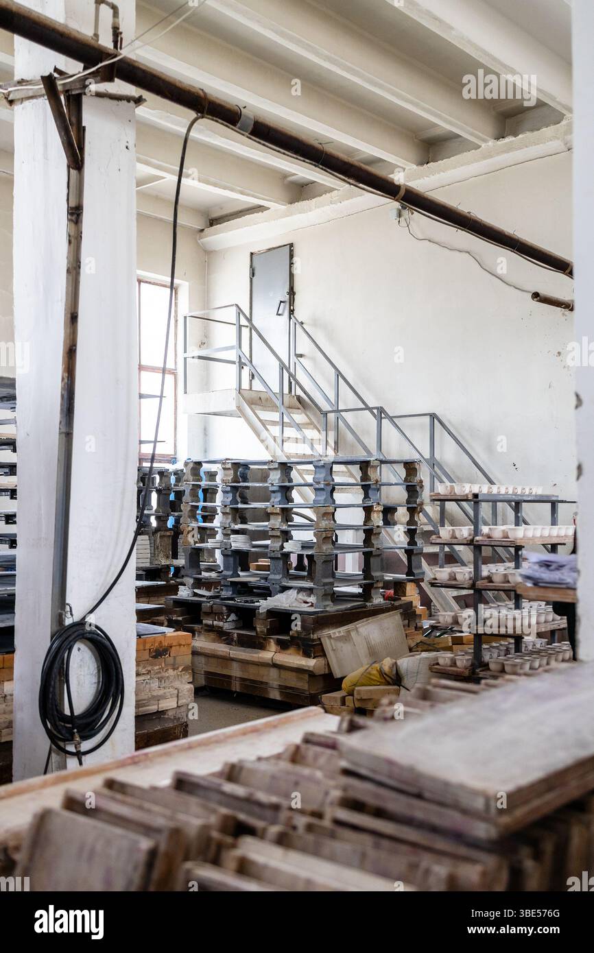 Gzhel, Russia - 21 marzo 2025: Area di stoccaggio dell'officina della fabbrica di porcellana Gzhel, regione di Mosca, Russia Foto Stock