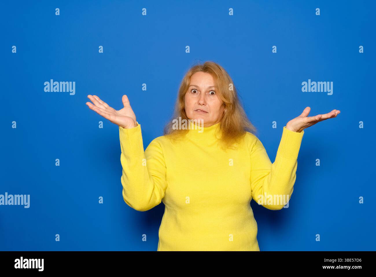 Forse non ne ho idea. Ritratto di una donna confusa che si toglie le spalle con sconcerto, esitante e incerta, senza sapere la risposta. Isolato su Foto Stock