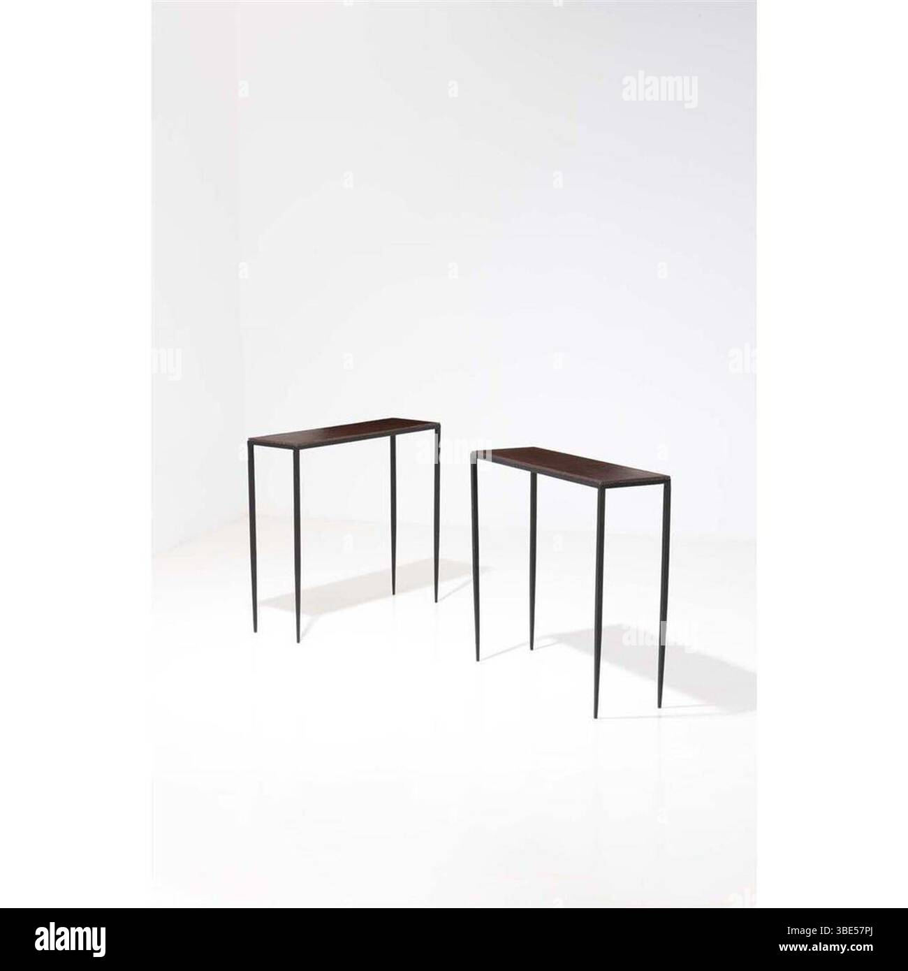 Jean-Michel Frank - coppia di consolle in ferro e pelle anneriti a cura di Comte, Argentina modello creato intorno al 1932 Foto Stock